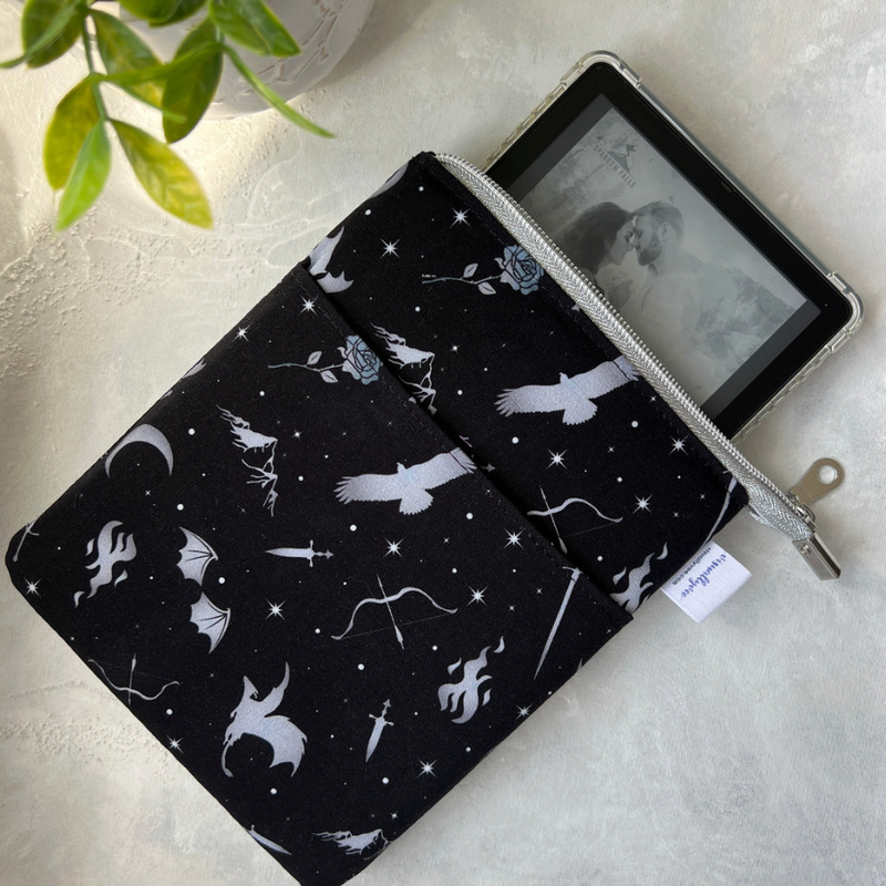 Get Lost in Fantasy e-reader Zippered Sleeve - Hopeless Romantic