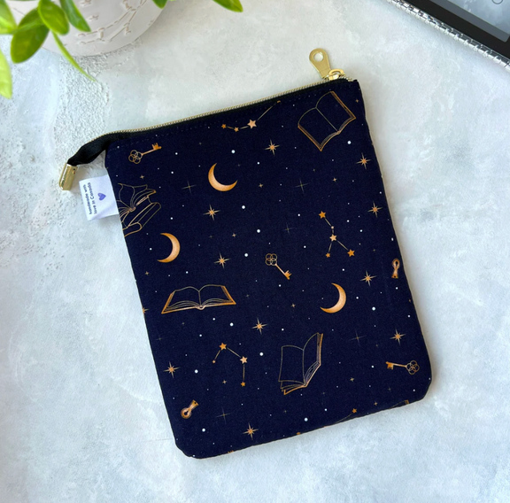 Celestial Books - e-reader Zippered Sleeve - Hopeless Romantic