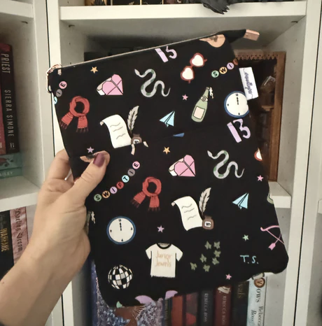 Swiftie Icons - Zippered Book Sleeve